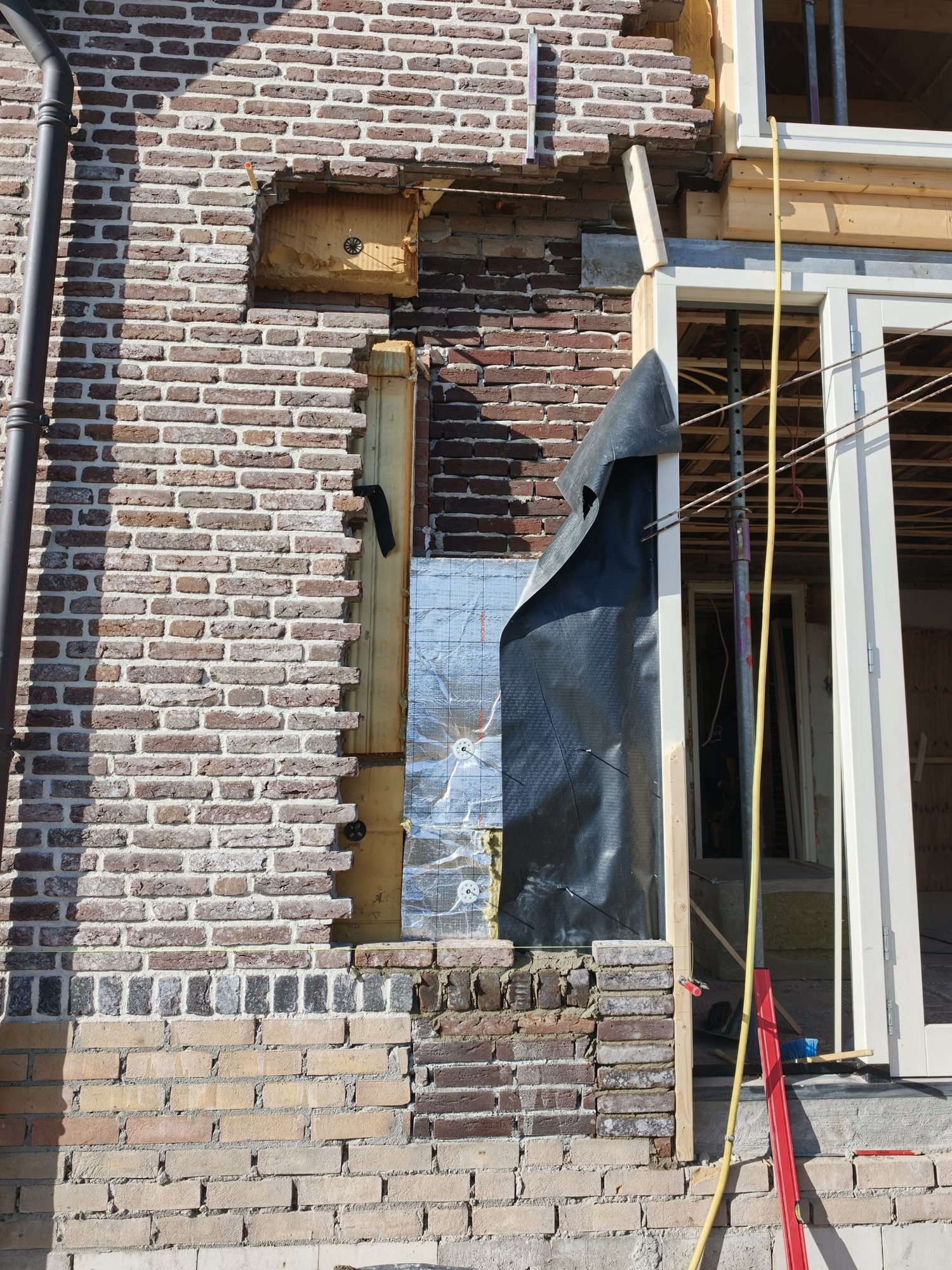 Nieuwe doorbraak met stalen balk in een bestaande gevel