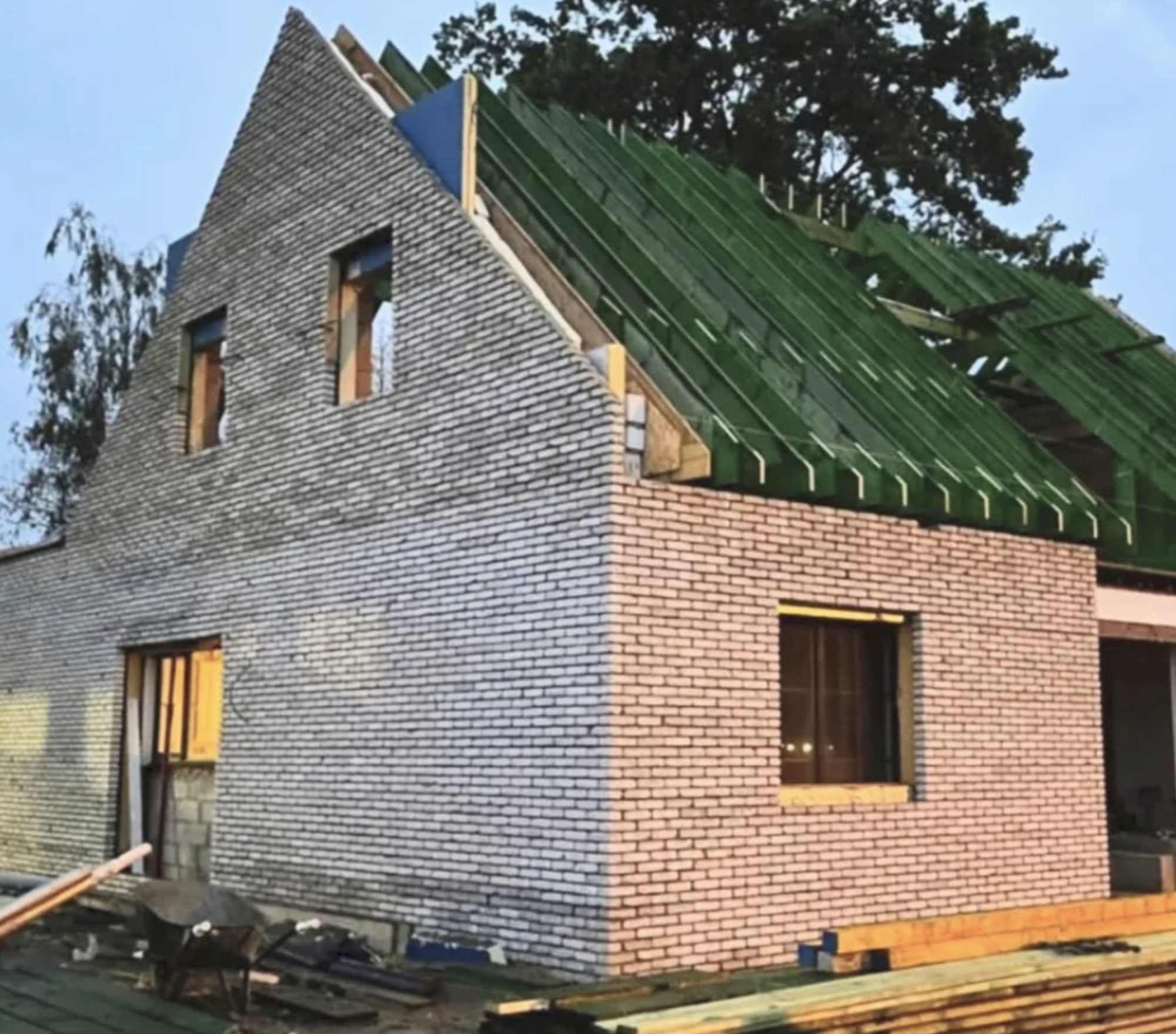 Gevelmetselwerk van een woning in baksteen, opgebouwd tot en met de dakconstructie