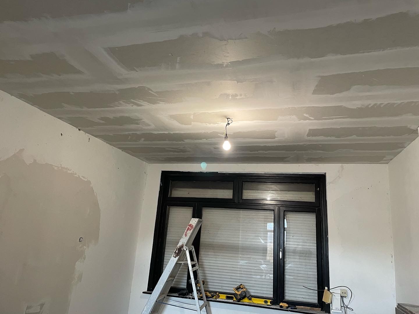 Nieuw plafond in gipsplaat met gevulde naden in de woonkamer