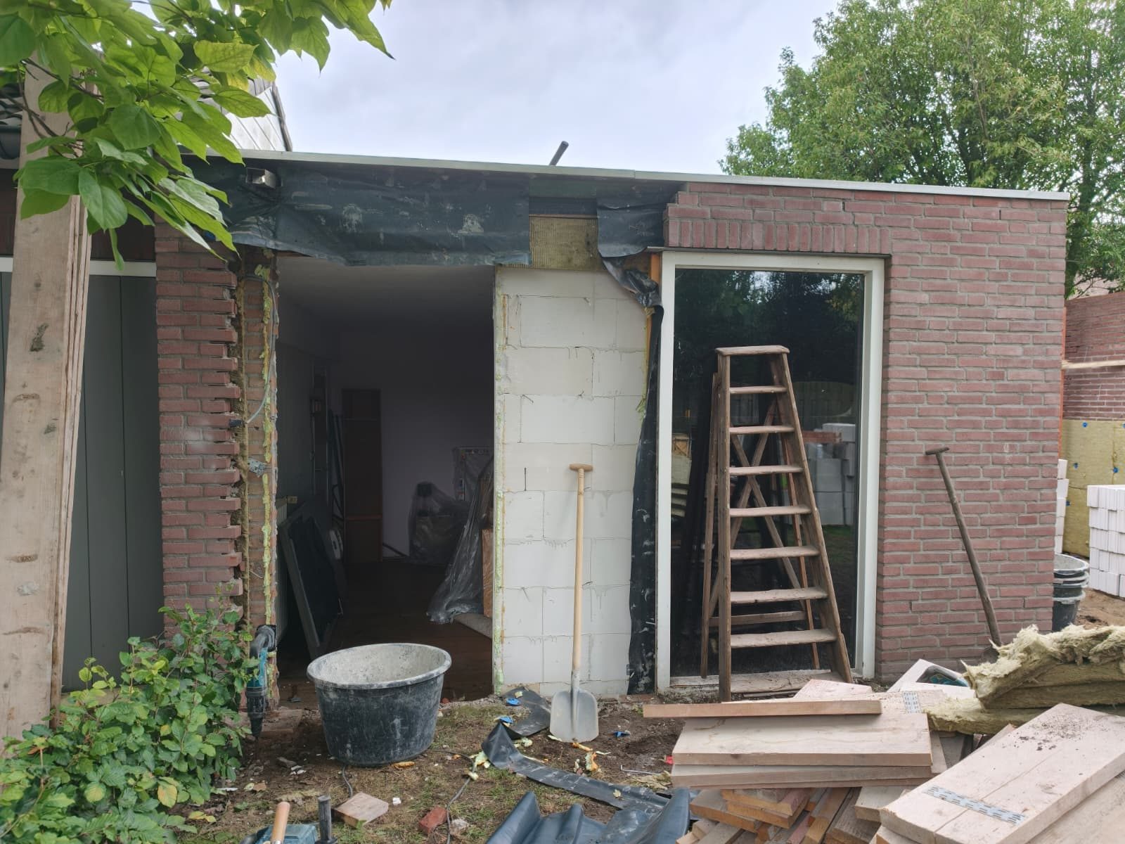 Aanbouw in uitvoering waarin de isolatie wordt meegenomen