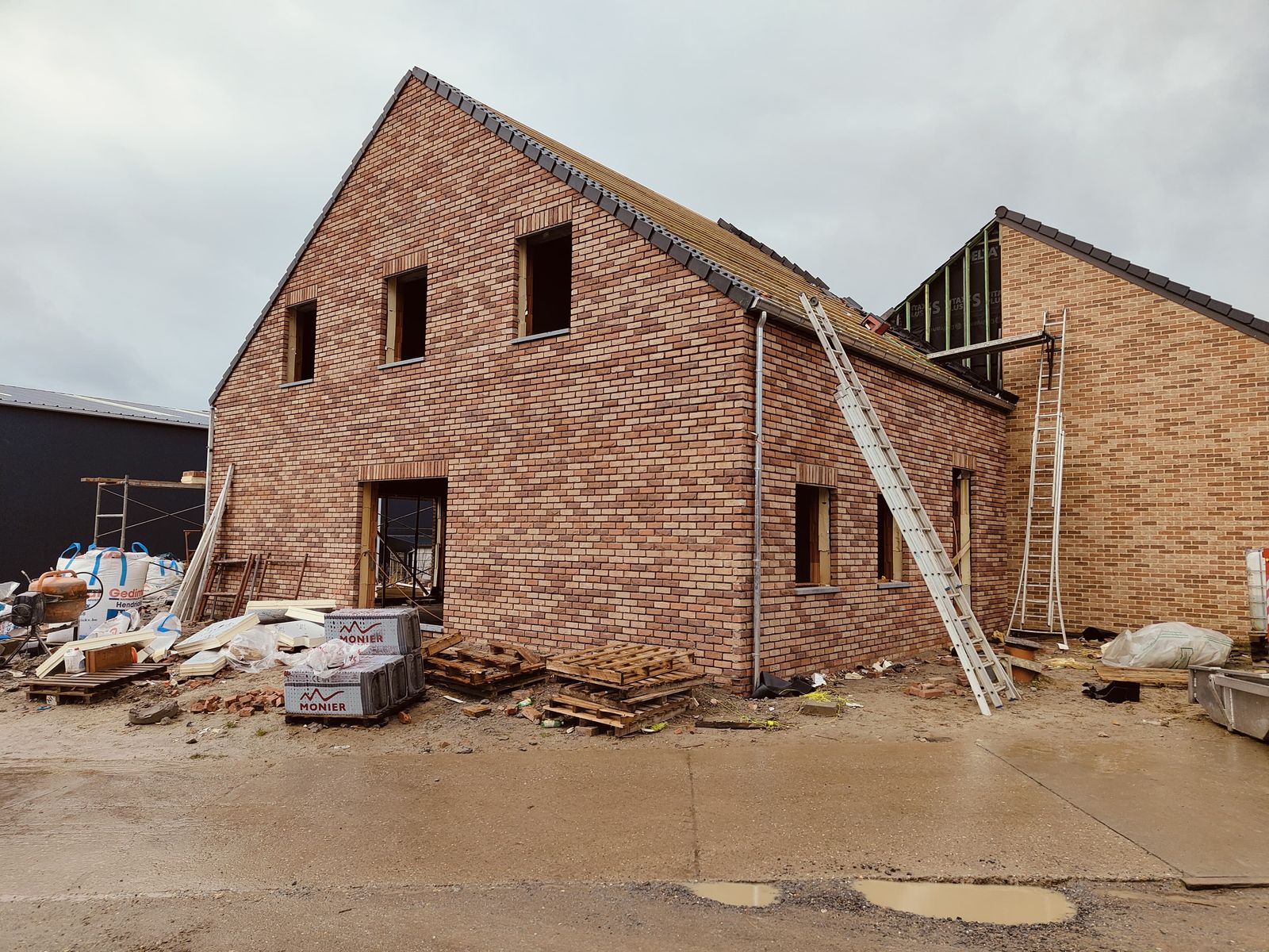 Woning met zadeldak en gevels in rode gevelsteen