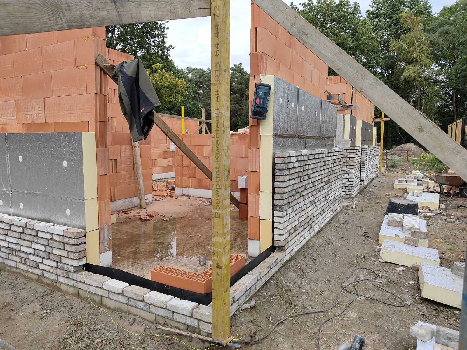 Ruwbouw in snelbouwsteen met spouwisolatie en de eerste lagen witte gevelsteen