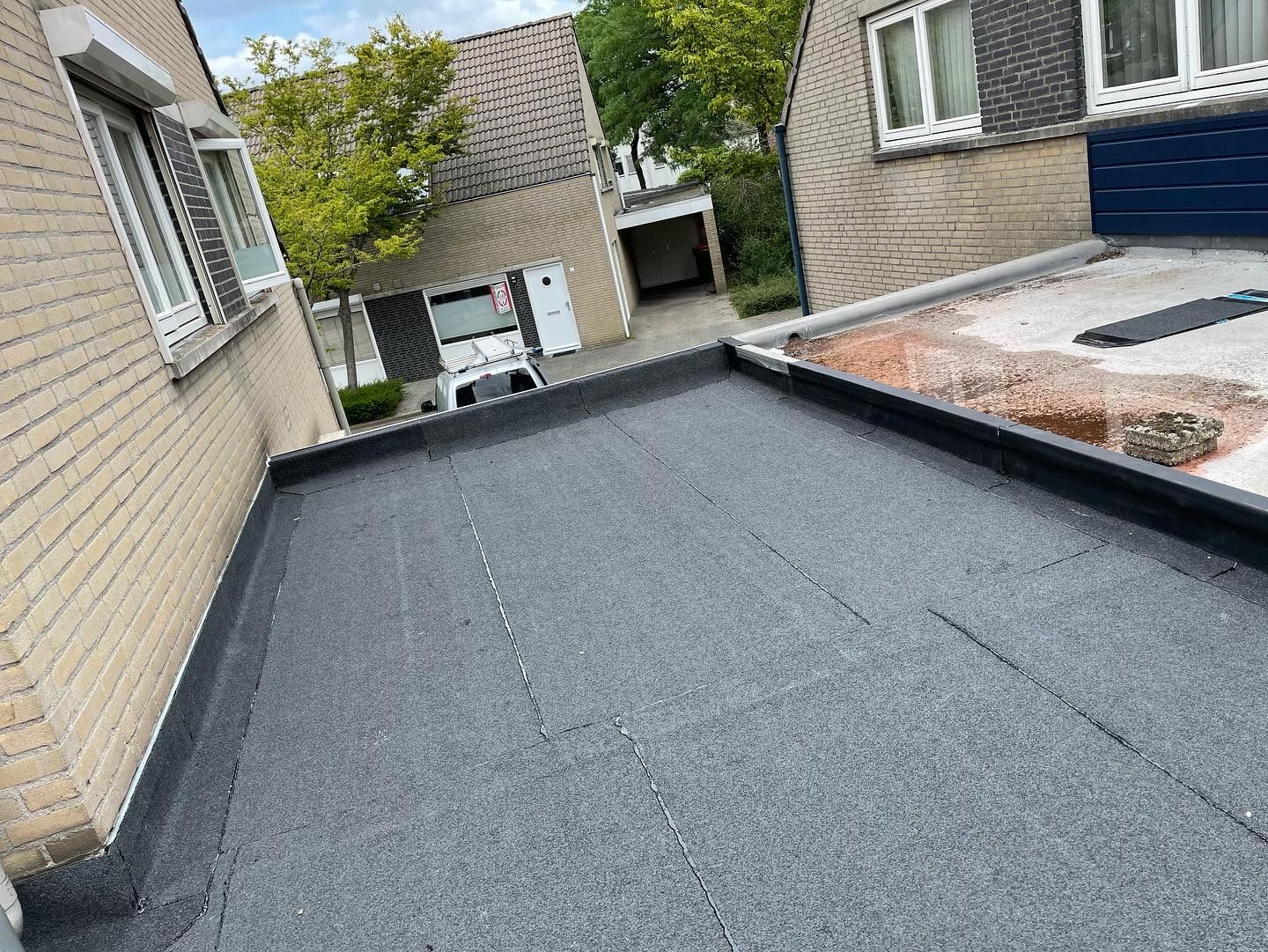 Plat dak met nieuwe dakbedekking en afgewerkte dakranden