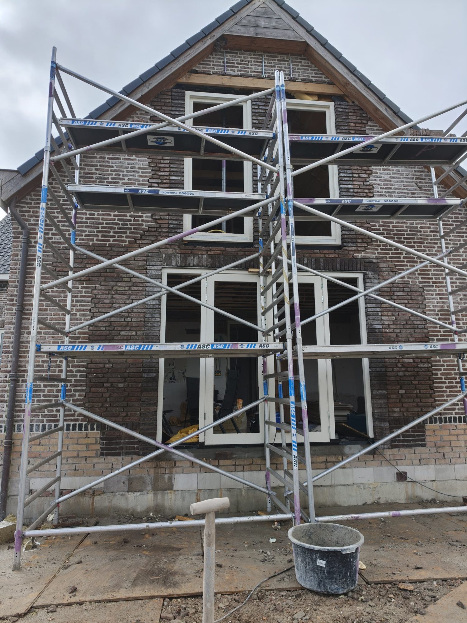 Voorgevel van een woning na renovatie van gevel en kozijnen
